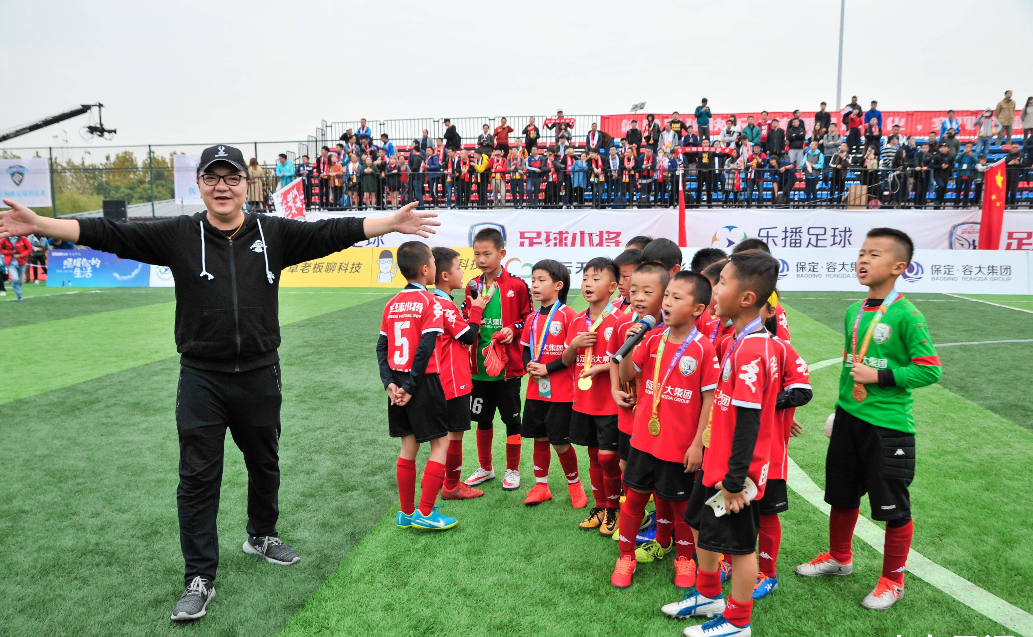 aoa体育体育链接-足球比赛中球员技术得到认可与称赞