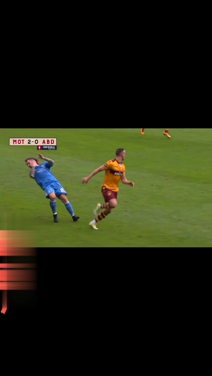 足球比赛中球员技术得到认可与称赞