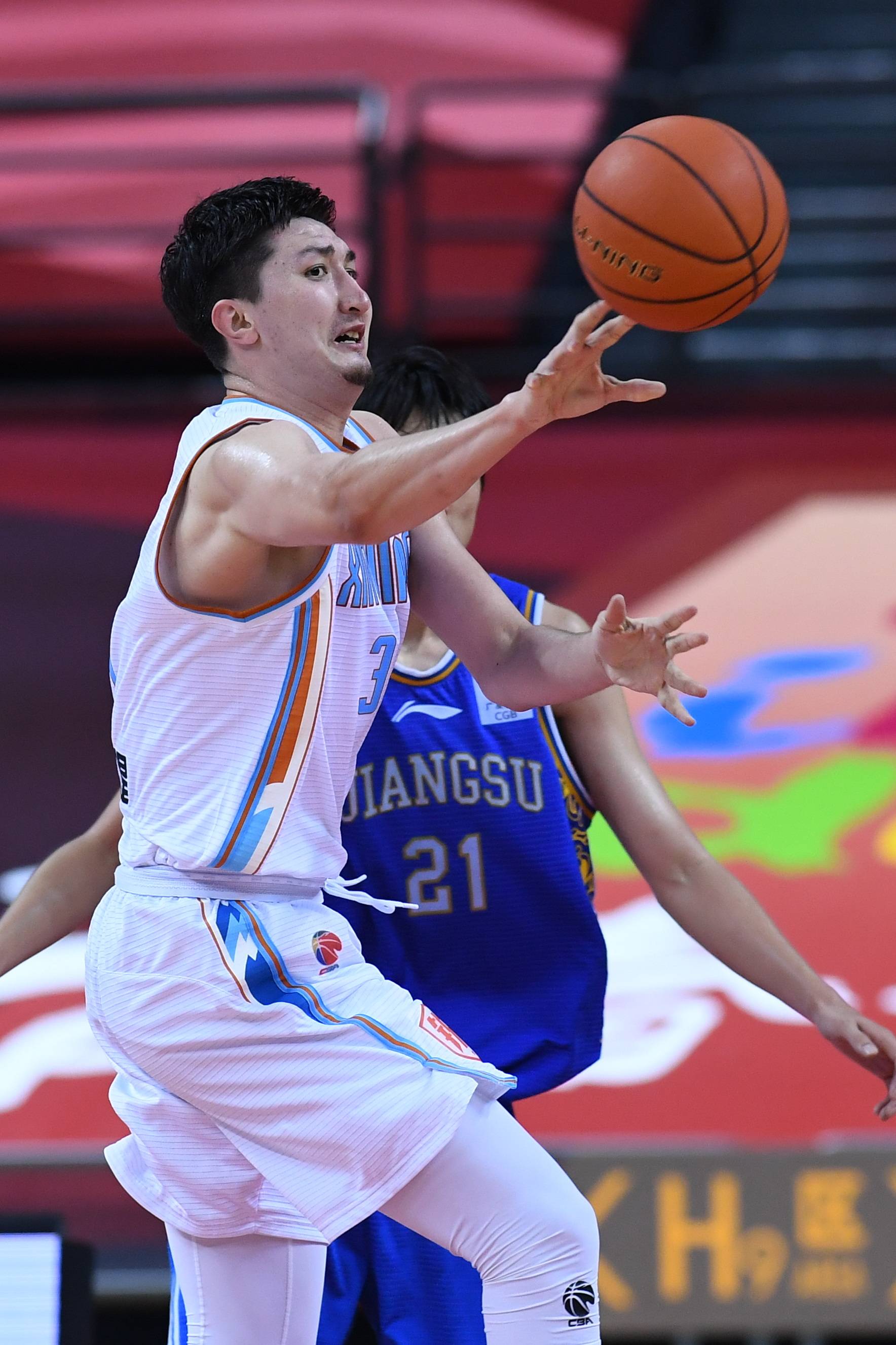 新疆男篮在最新一场比赛中表现出色，力压对手夺冠的简单介绍