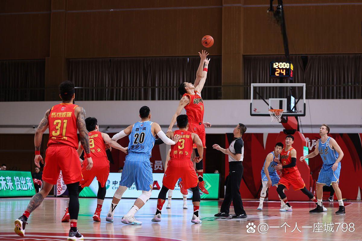 aoa体育体育链接-黑龙江男篮主场大胜，掀起狂欢