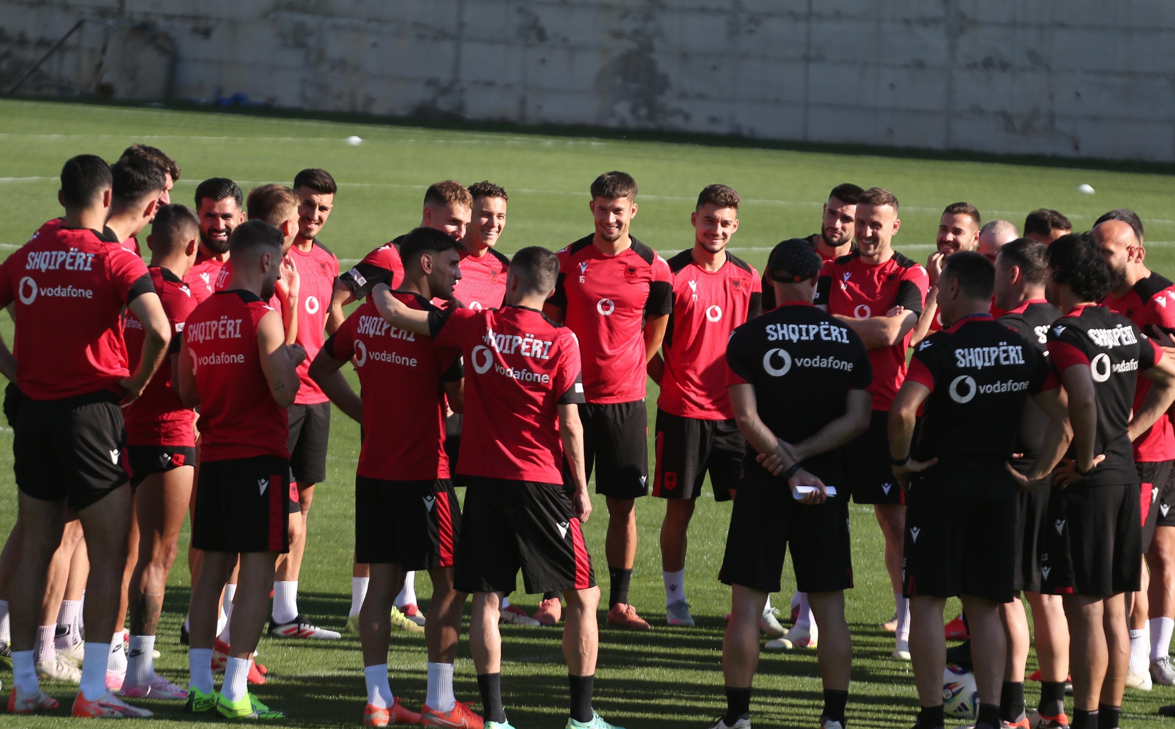 包含匈牙利国家队士气高涨备战欧锦赛预选赛！的词条