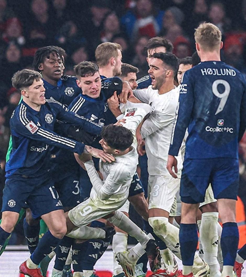 包含曼联遭遇抵抗，主场险胜对手的词条