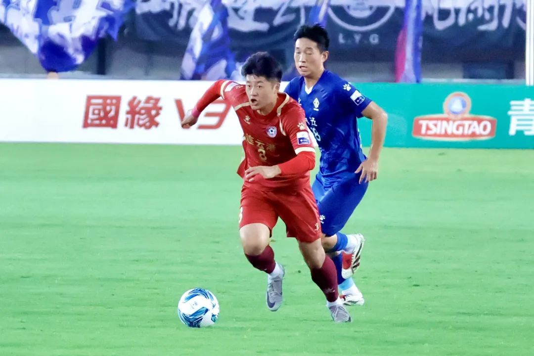 球队在场上团结一心冲向胜利 球队在场上团结一心冲向胜利