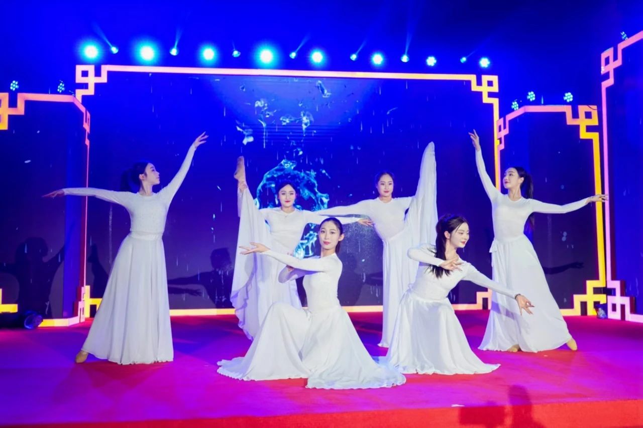 引人注目的比赛带来了精彩的表演 引人注目的比赛带来了精彩的表演