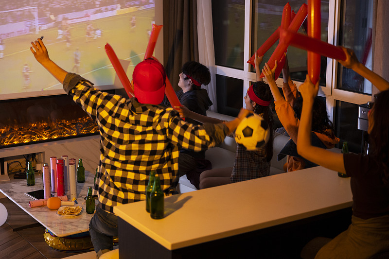 观众们将在足球比赛中看到怎样的精彩表演？