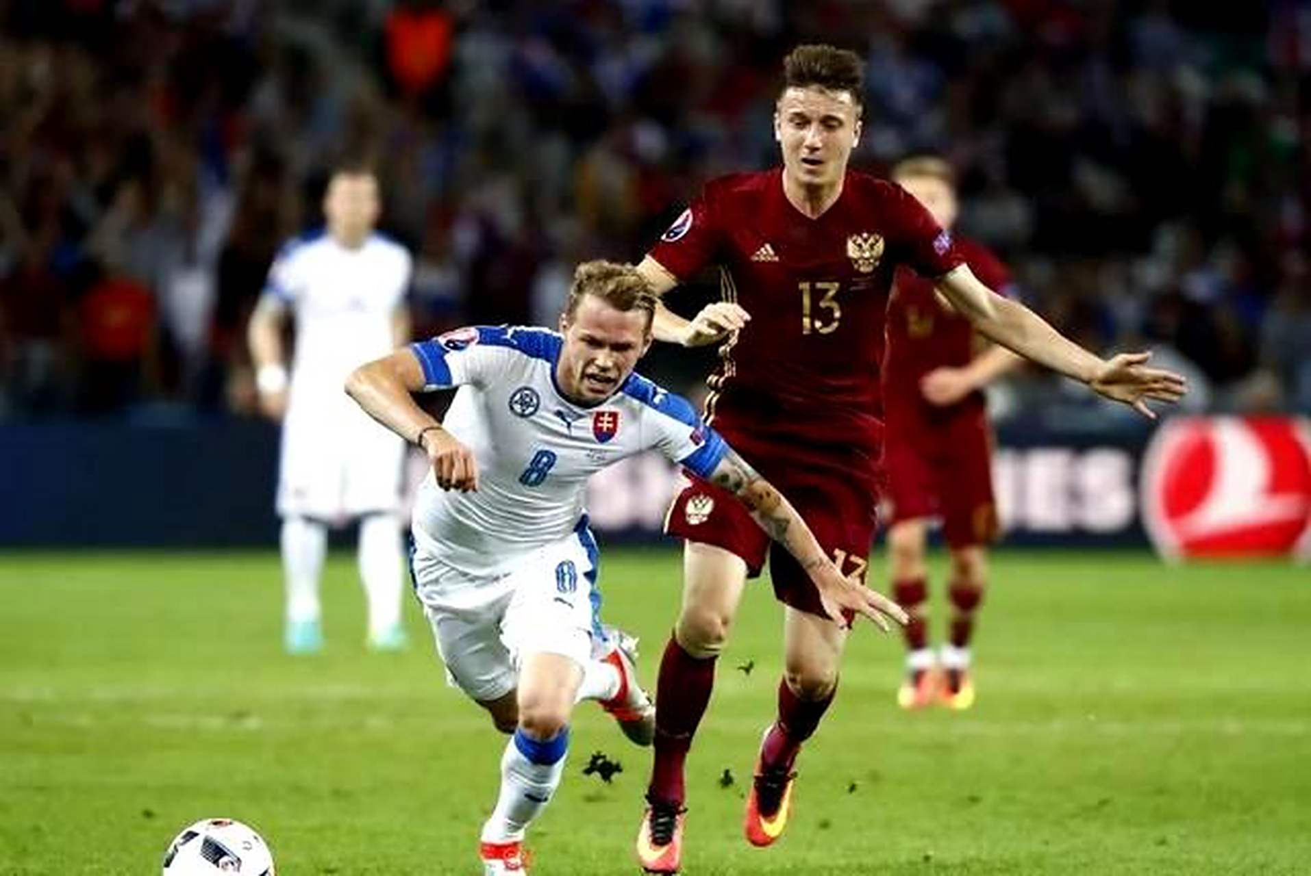 包含冰岛国家队展现出色实力，轻松闯入欧洲杯预选赛的词条