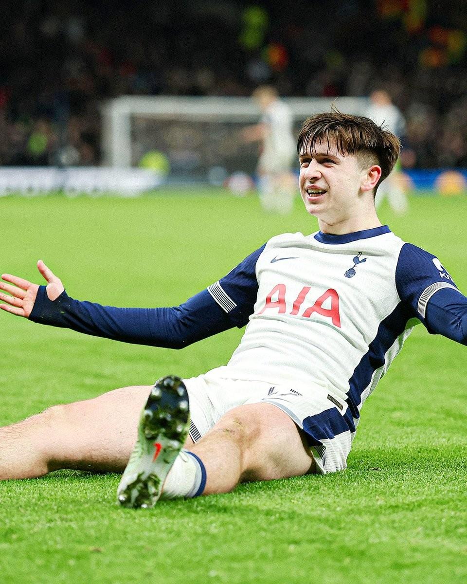 年轻球员在比赛中打入精彩进球，获得赞誉