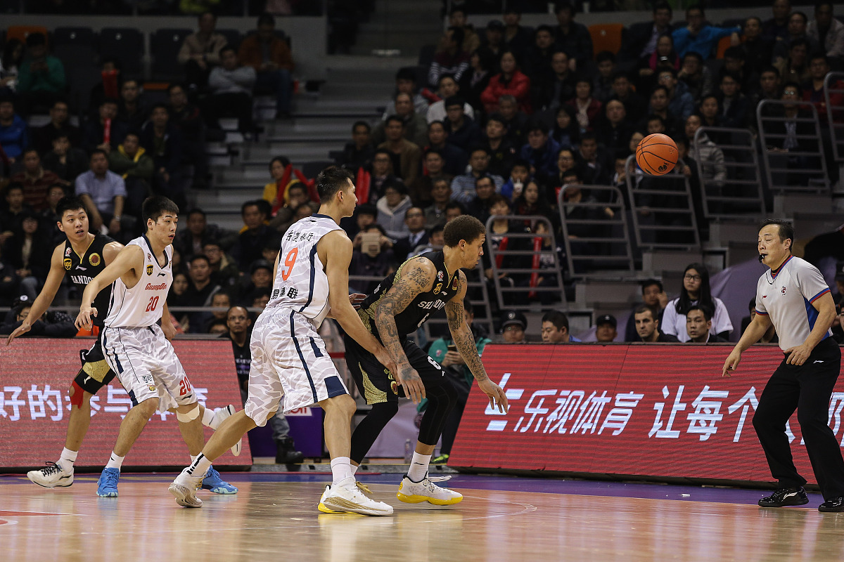 包含争夺胜利！球队加强进攻防守训练的词条