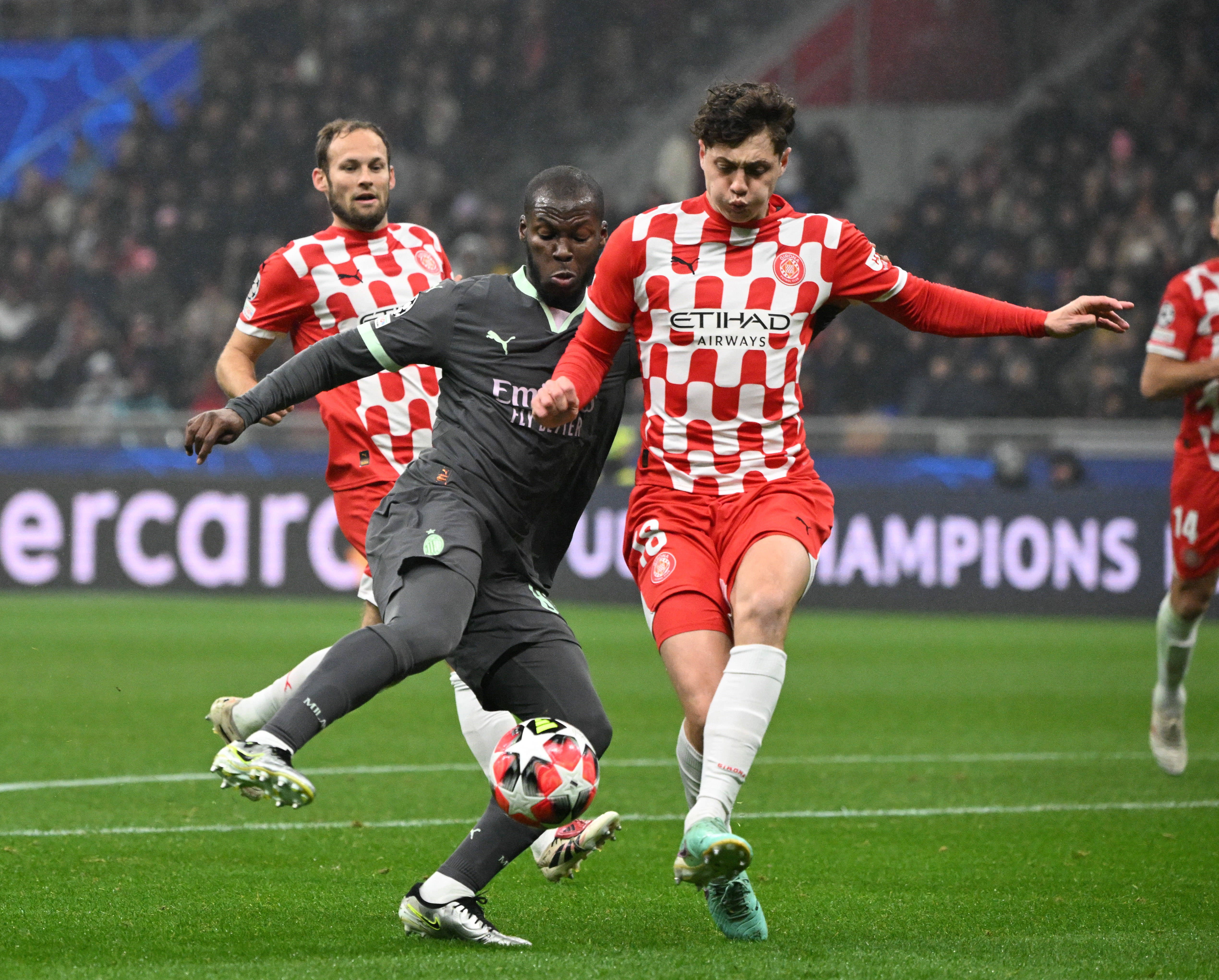 aoa体育体育地址-欧冠比赛出现世界级球员突破