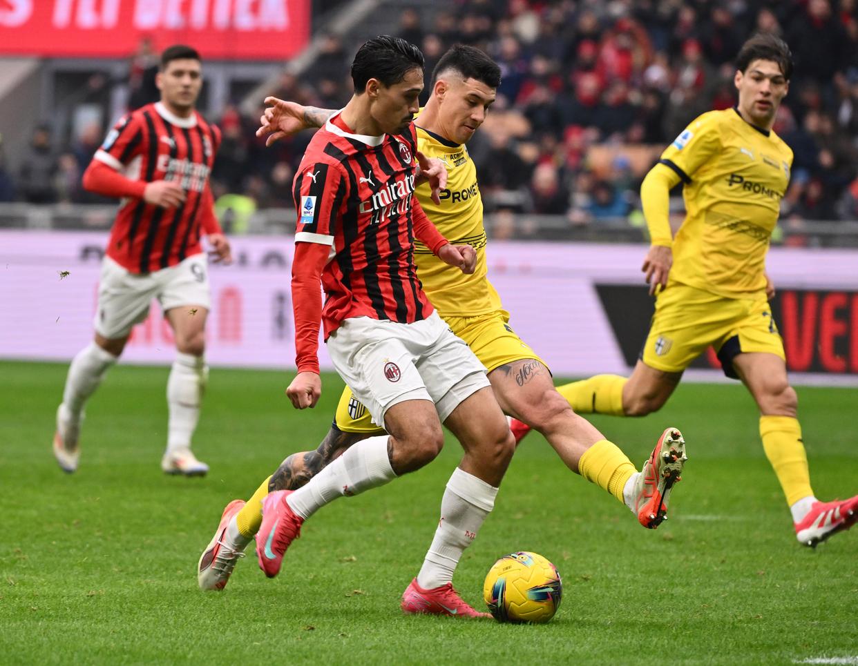 aoa体育体育直播-意甲球队交锋，帕尔马未能触底反弹