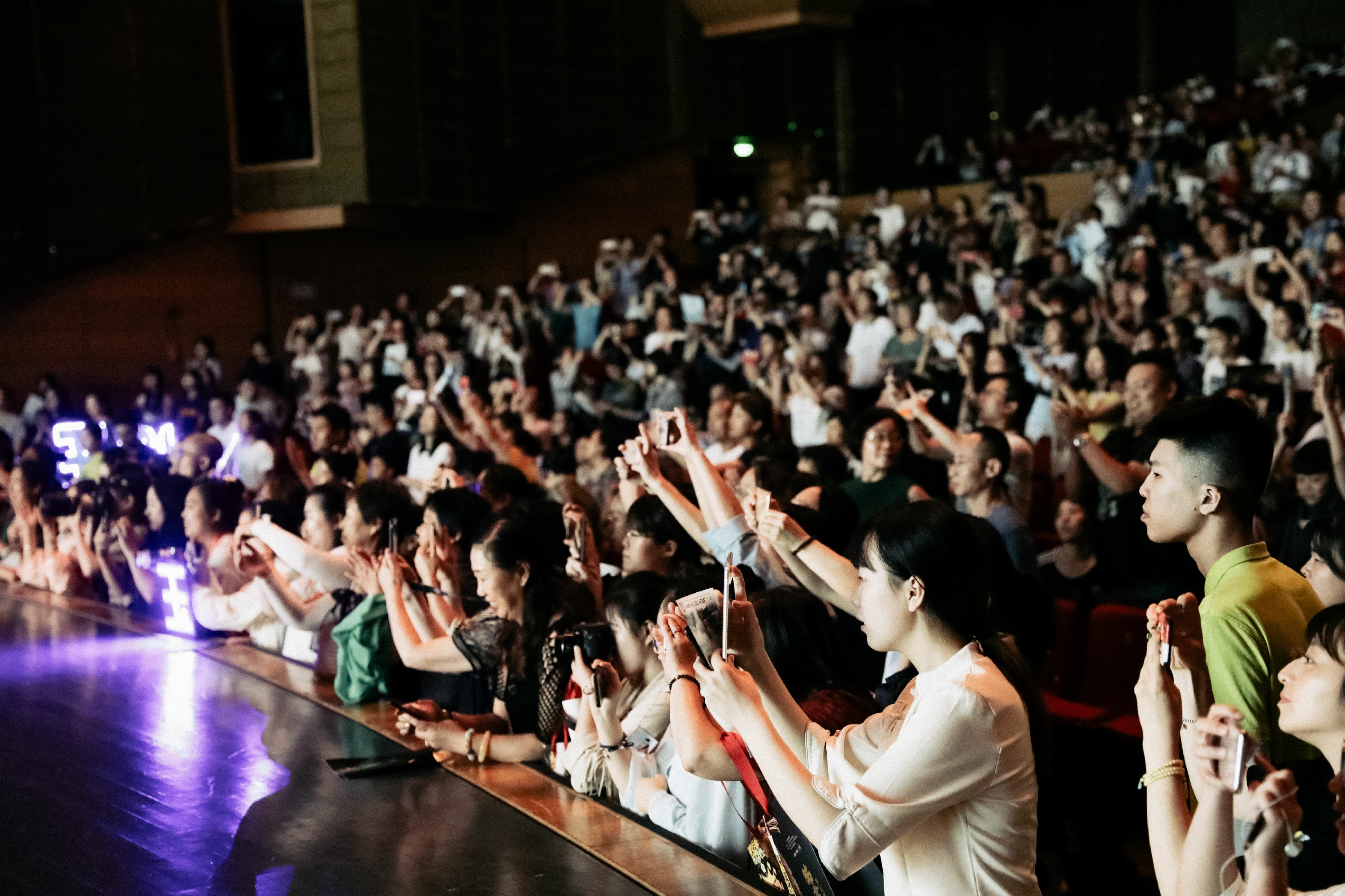 aoa体育体育网页版-观众见证精彩瞬间，情绪高涨