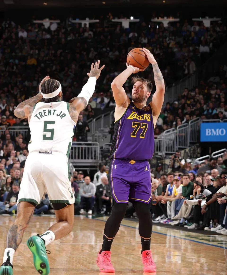 aoa体育体育登录-雄鹿大胜湖人，结束连败