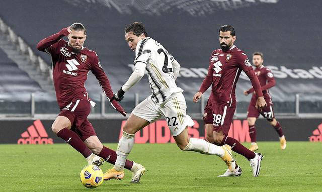 包含尤文图斯遭遇球队连败危机，教练急需调整阵容的词条