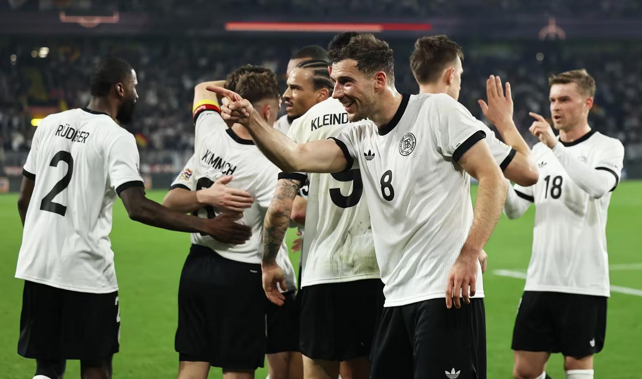 包含斯洛伐克队欧预赛主场大获全胜，球迷欢呼不绝的词条