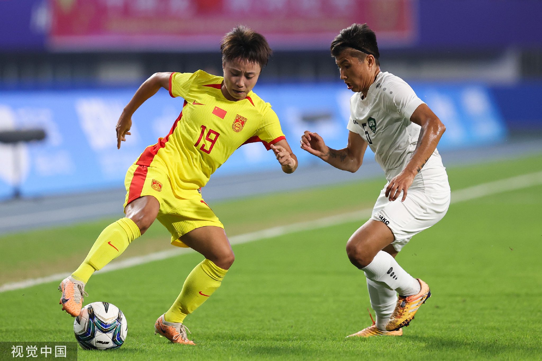 aoa体育体育下载-中国足球赛事，女球员表现稳健