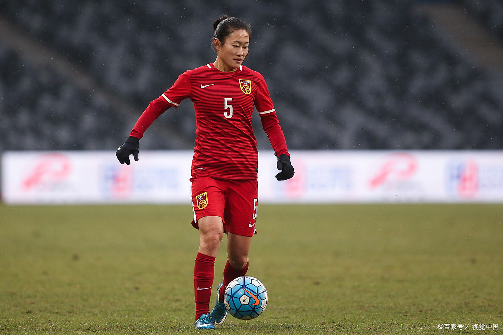 中国足球赛事,女球员表现稳健 中国足球赛事,女球员表现稳健