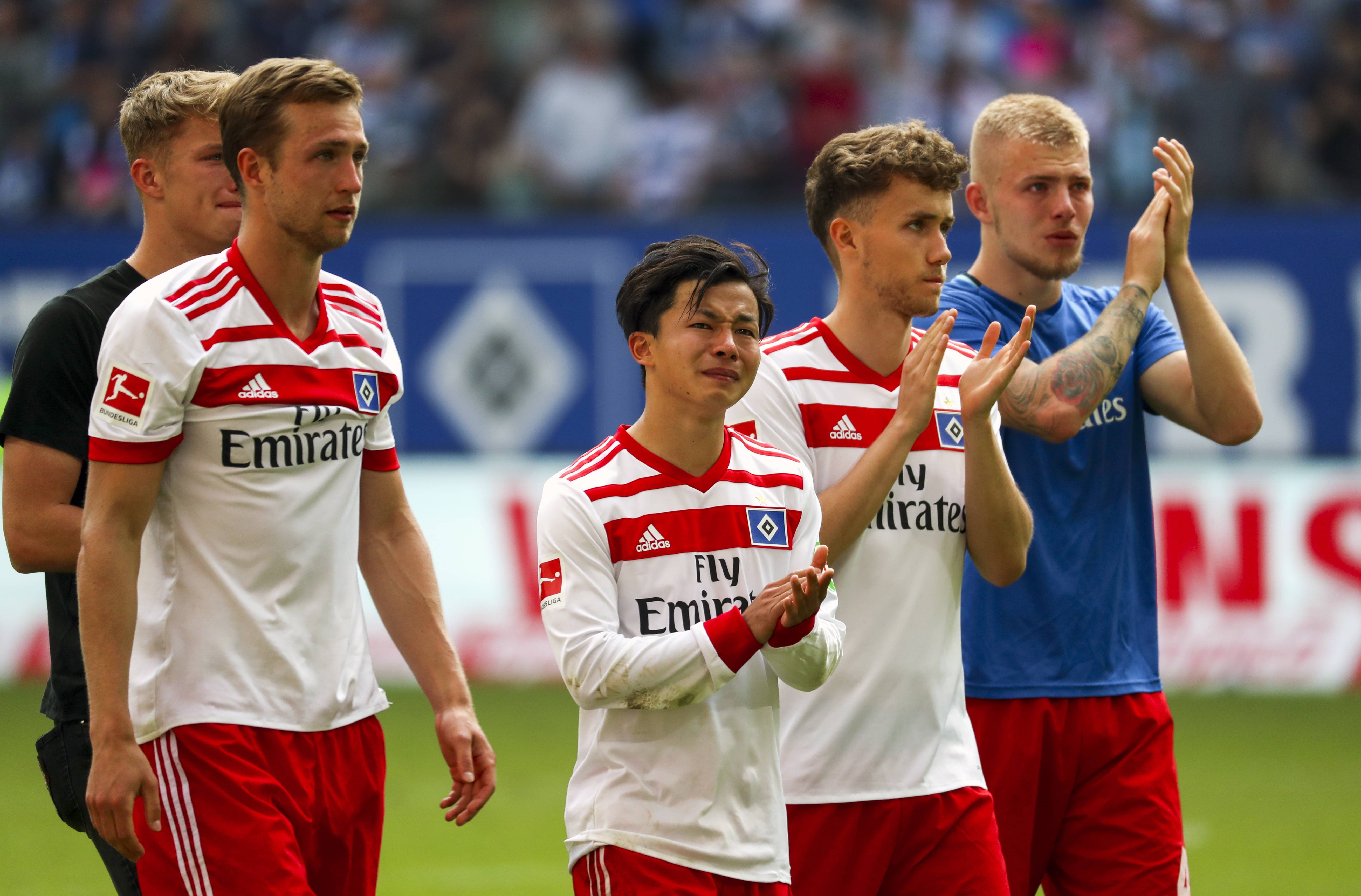 包含汉堡在主场击败对手，稳固中游位置的词条