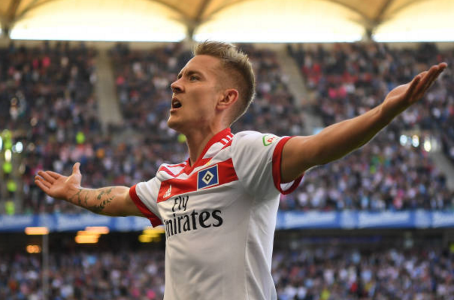 包含汉堡在主场击败对手，稳固中游位置的词条