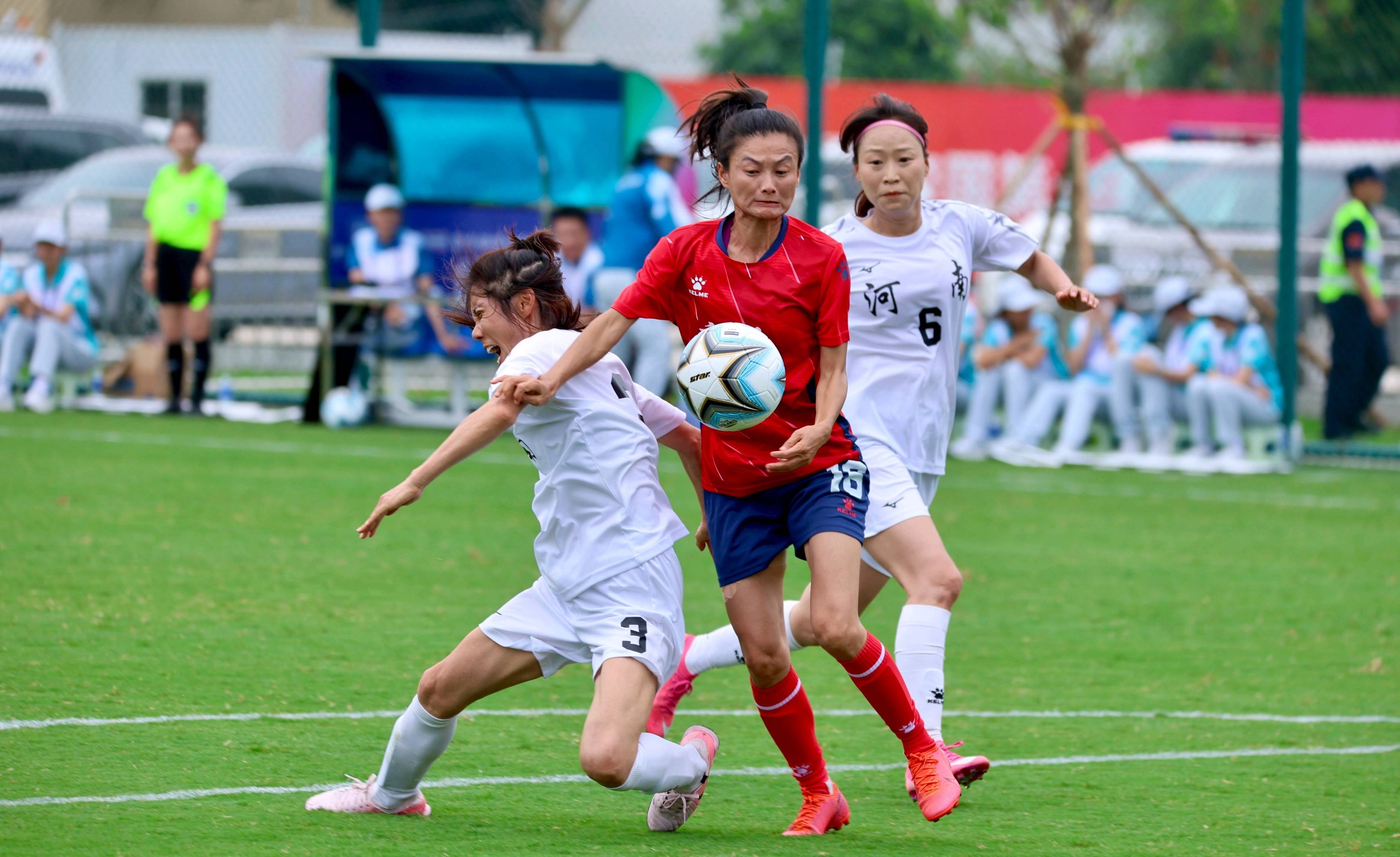 aoa体育体育官方入口-中国女足队员在比赛中充分展现团队合作